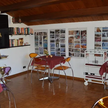 לינה וארוחת בוקר Al Cortiletto Centro 4*